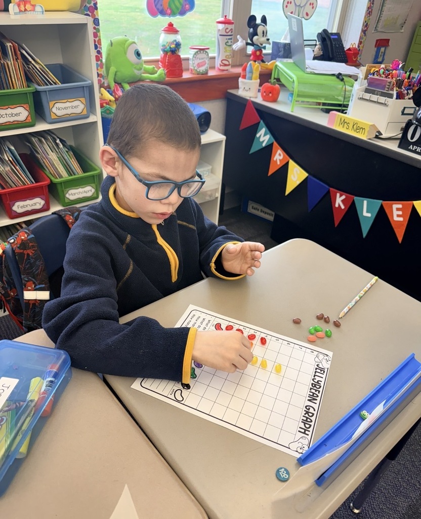 A students building jelly bean math graph.