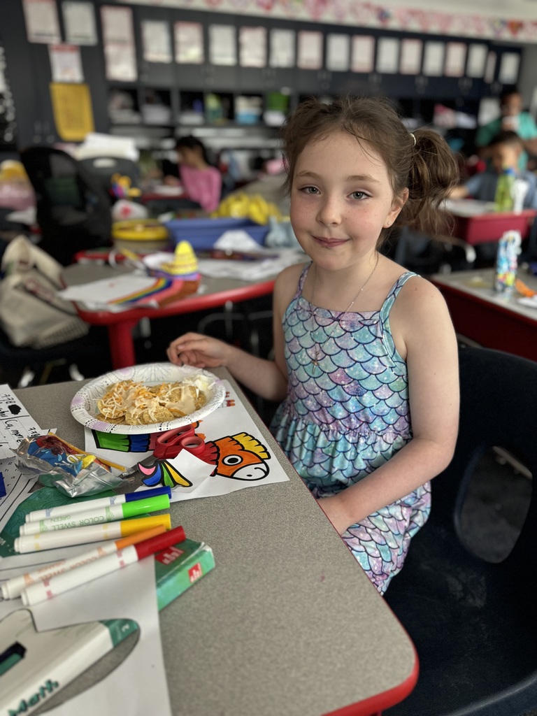 Second graders eating chips 