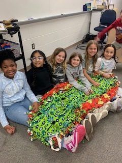 students making no sew blankets