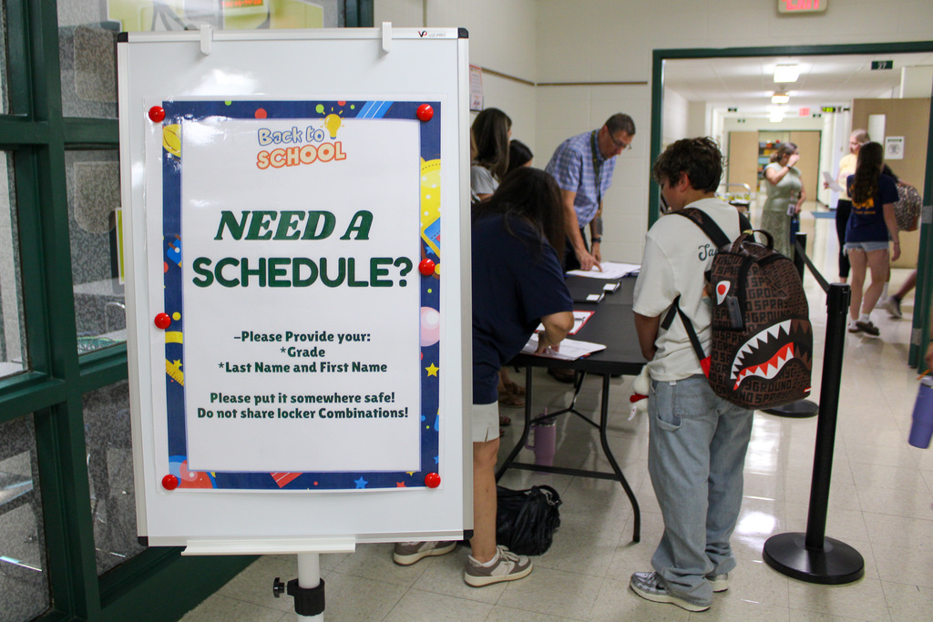 students line up to get schedule