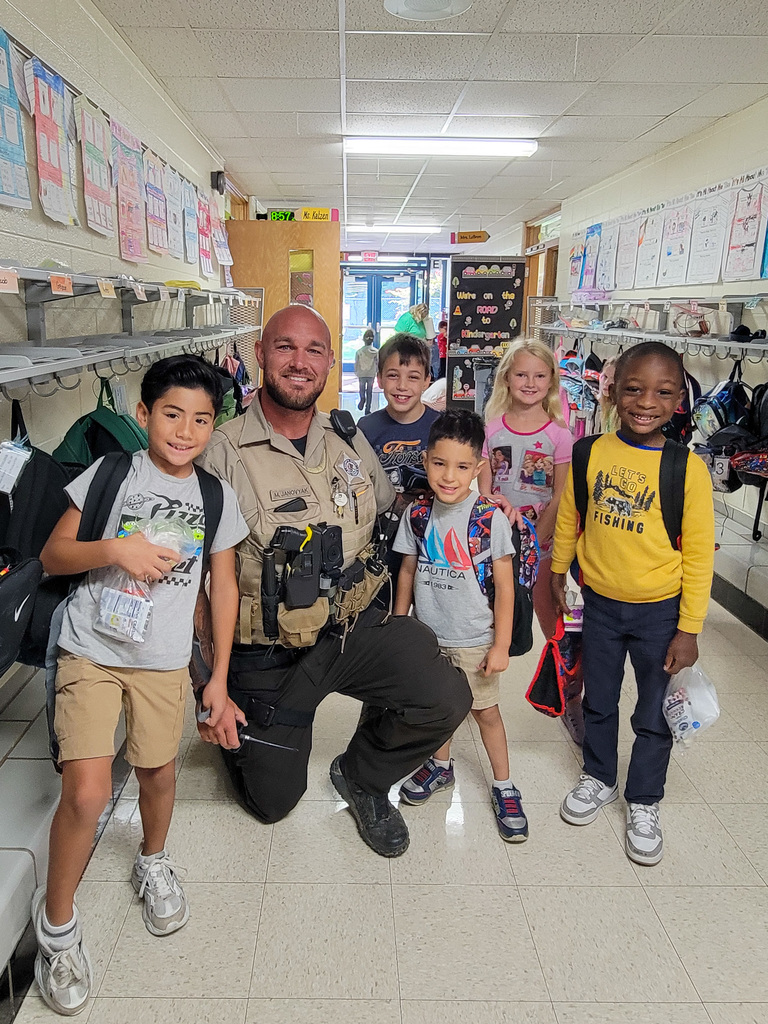 Will County Sheriff's Department Deputy poses for photo with five students