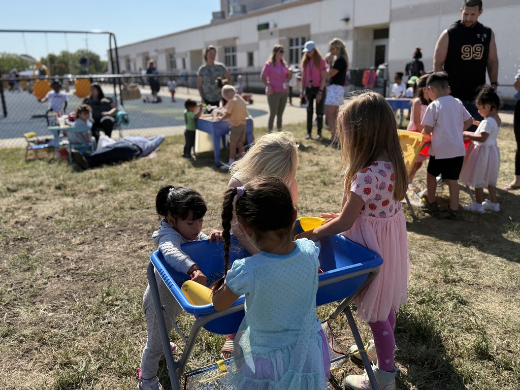 BMLC students and families outside for Fall Familly Picnic