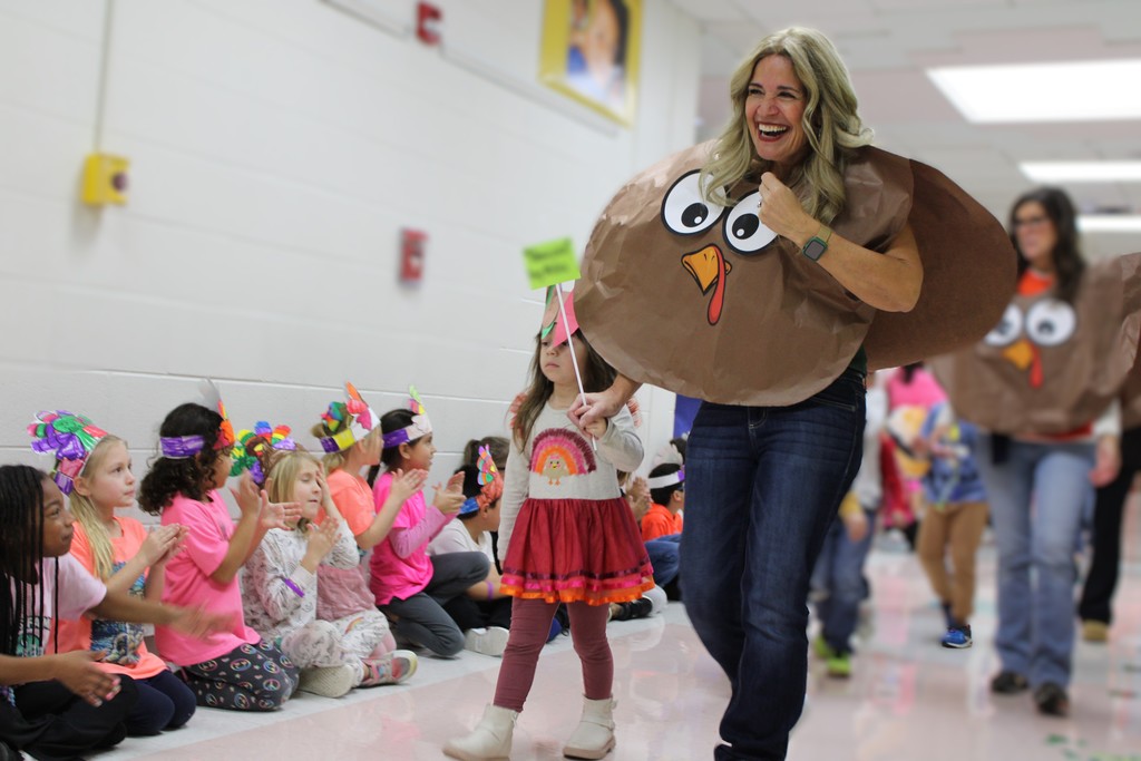 BMLC preschoolers Thanksgiving parade at Ridge ES