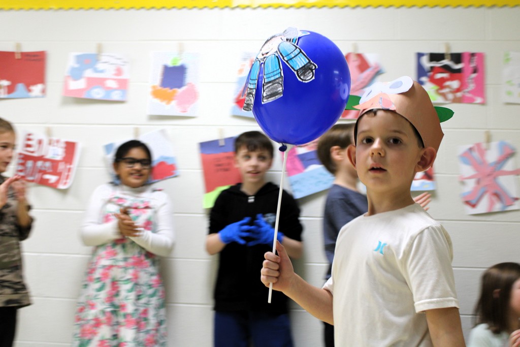 Lincoln ES kindergarteners walk halls for Thanksgiving parade