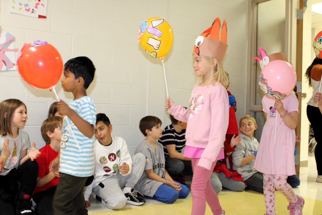 Lincoln ES kindergarteners walk halls for Thanksgiving parade