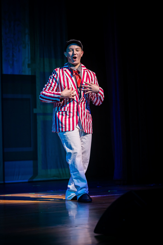 Mary Poppins Jr cast performing on stage