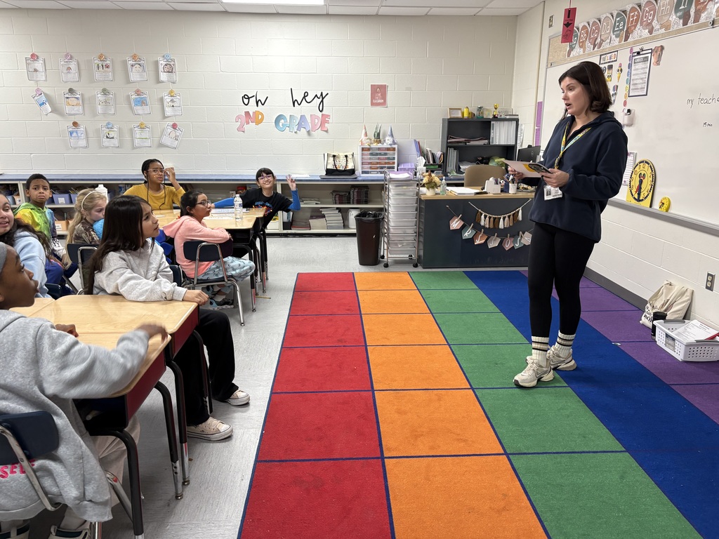 Students are sitting in a classroom. 