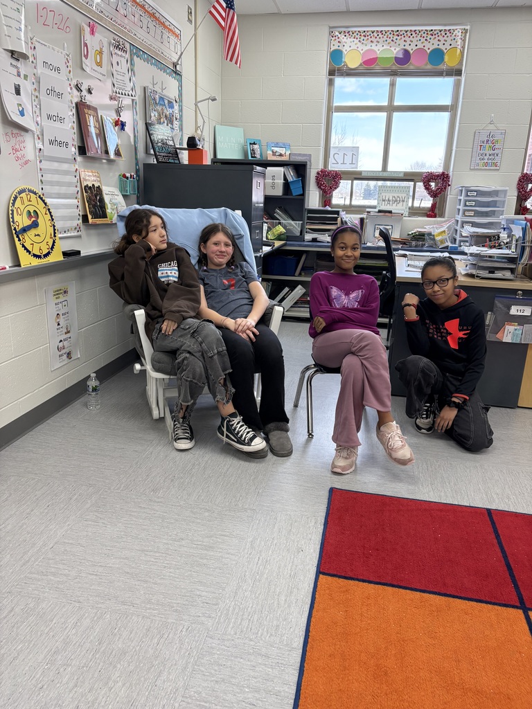 Students are sitting in a classroom. 