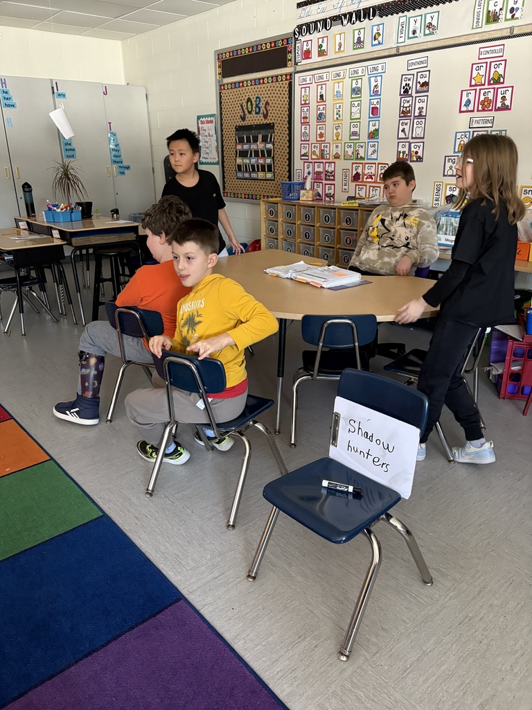 Students are sitting in a classroom. 