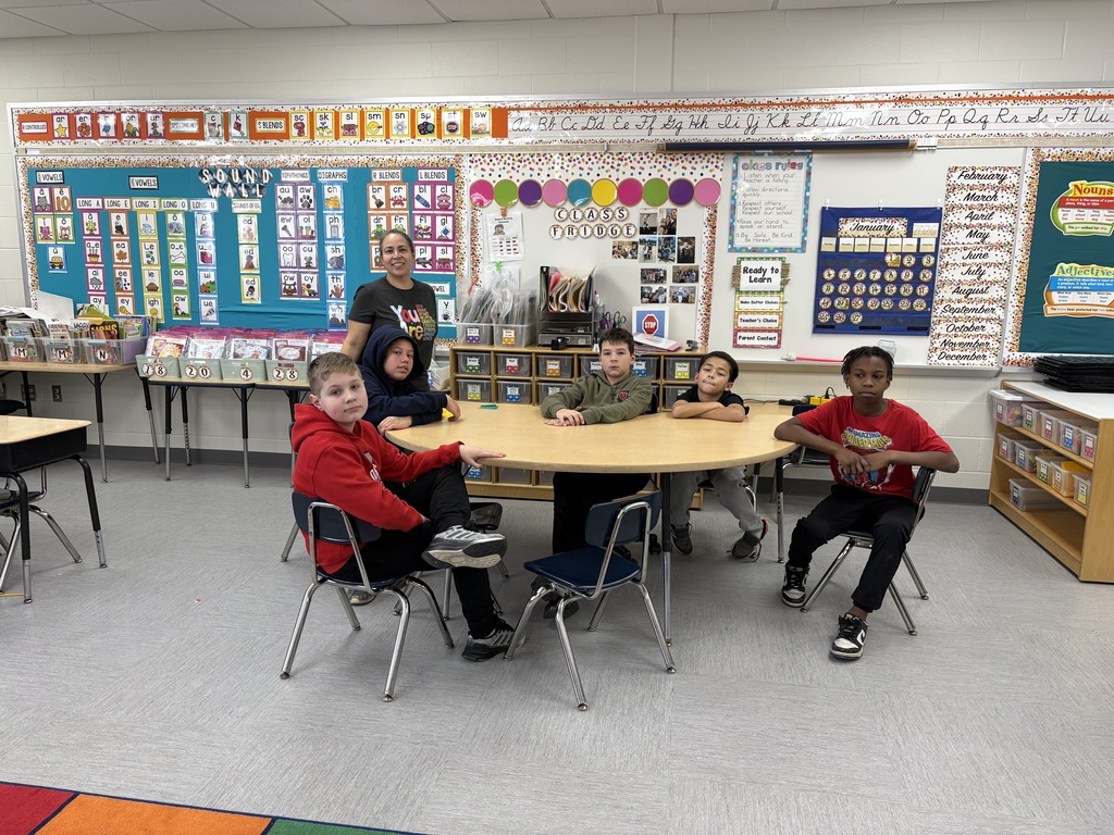Students are sitting in a classroom. 