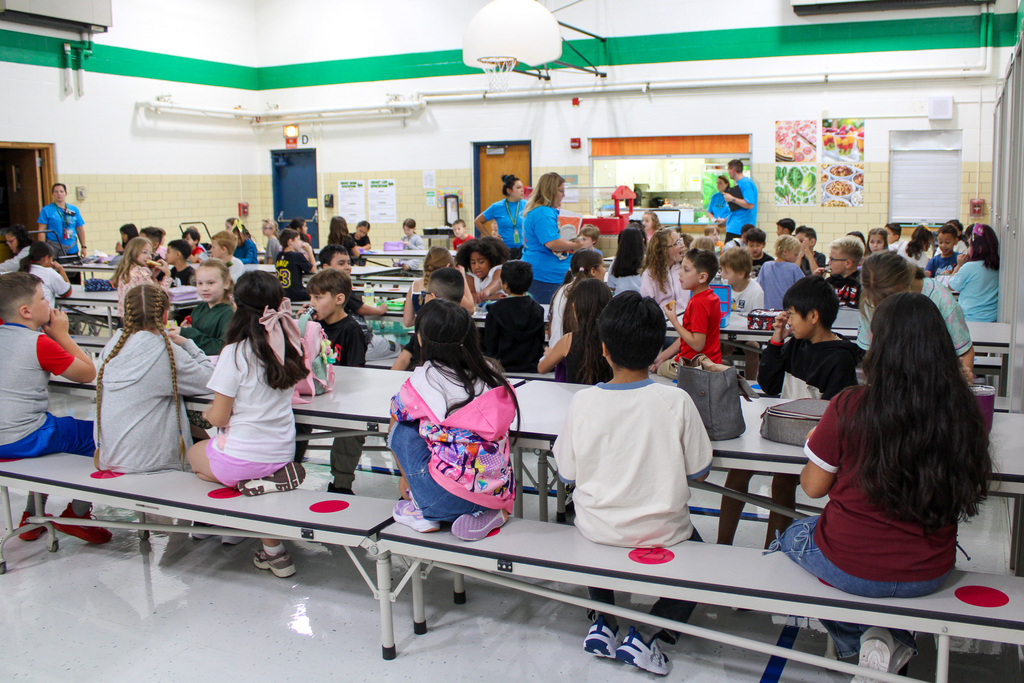 elementary school students eat lunch