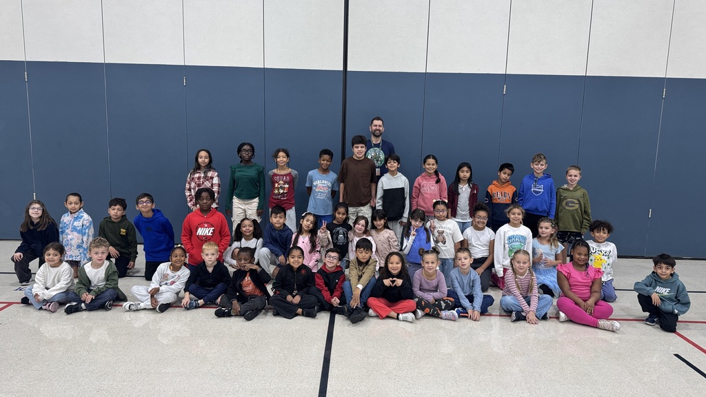 Creekside students pose for a picture in the gym