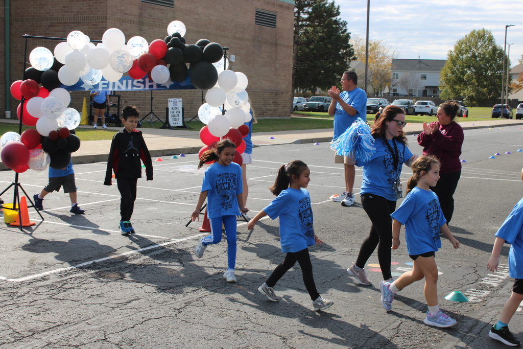Meadow View ES students outside at the fun run 
