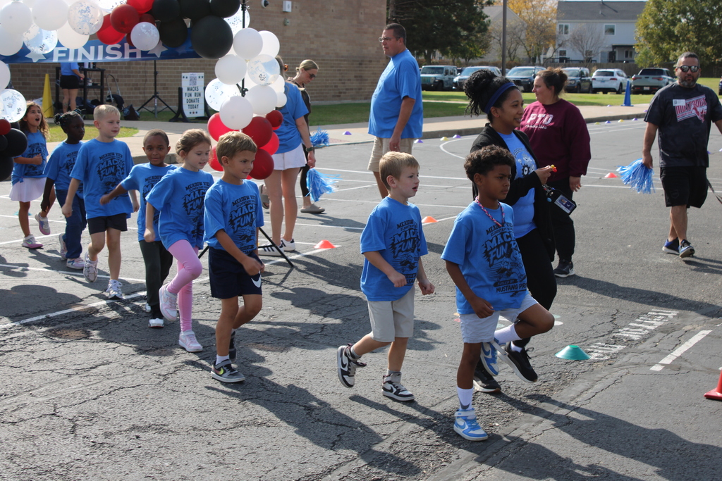 Meadow View ES students outside at the fun run 