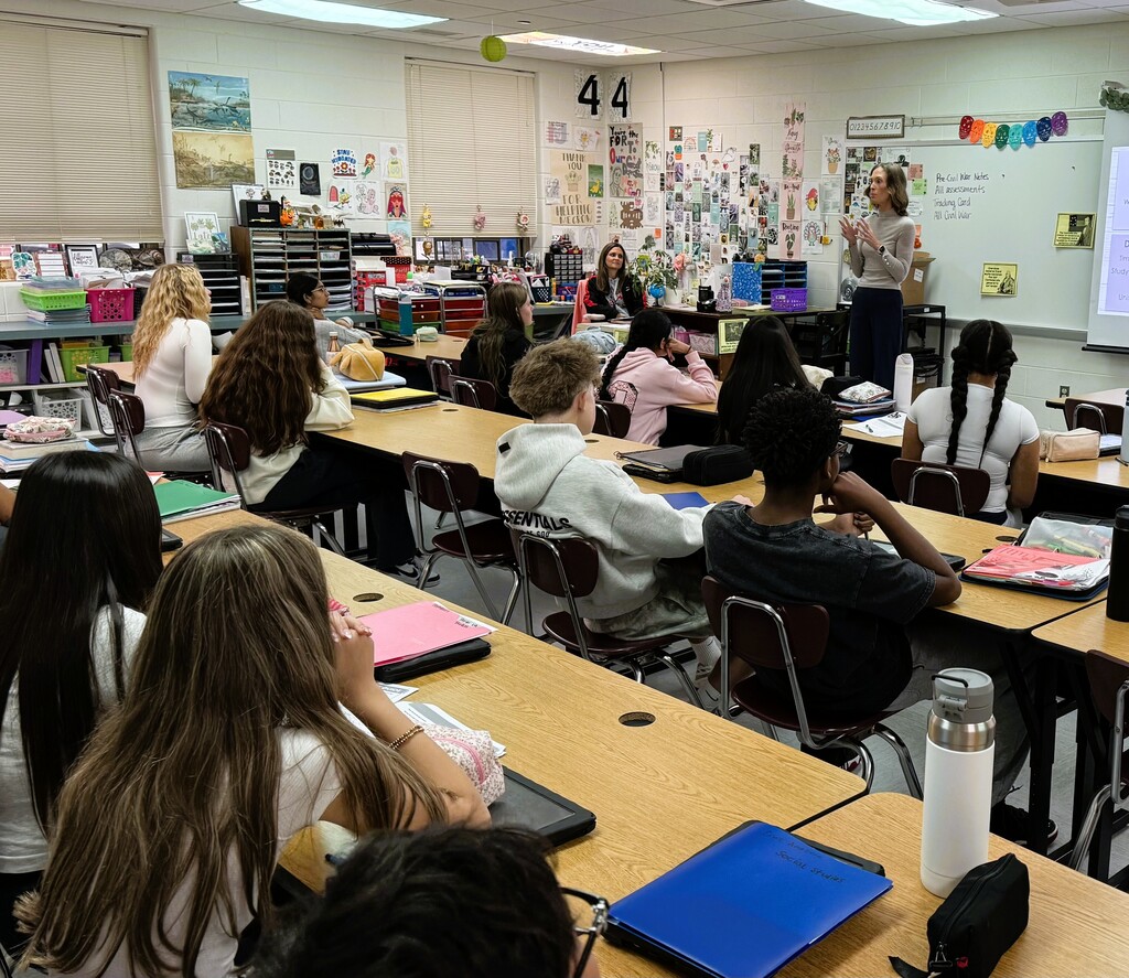 IL State Rep Jessica Dixon Heitman speaks to a class at Ira Jones