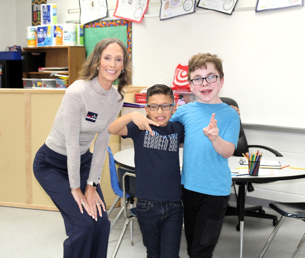 IL State Rep Jessica Dixon Heitman visits Ira Jones MS and takes a picture with students