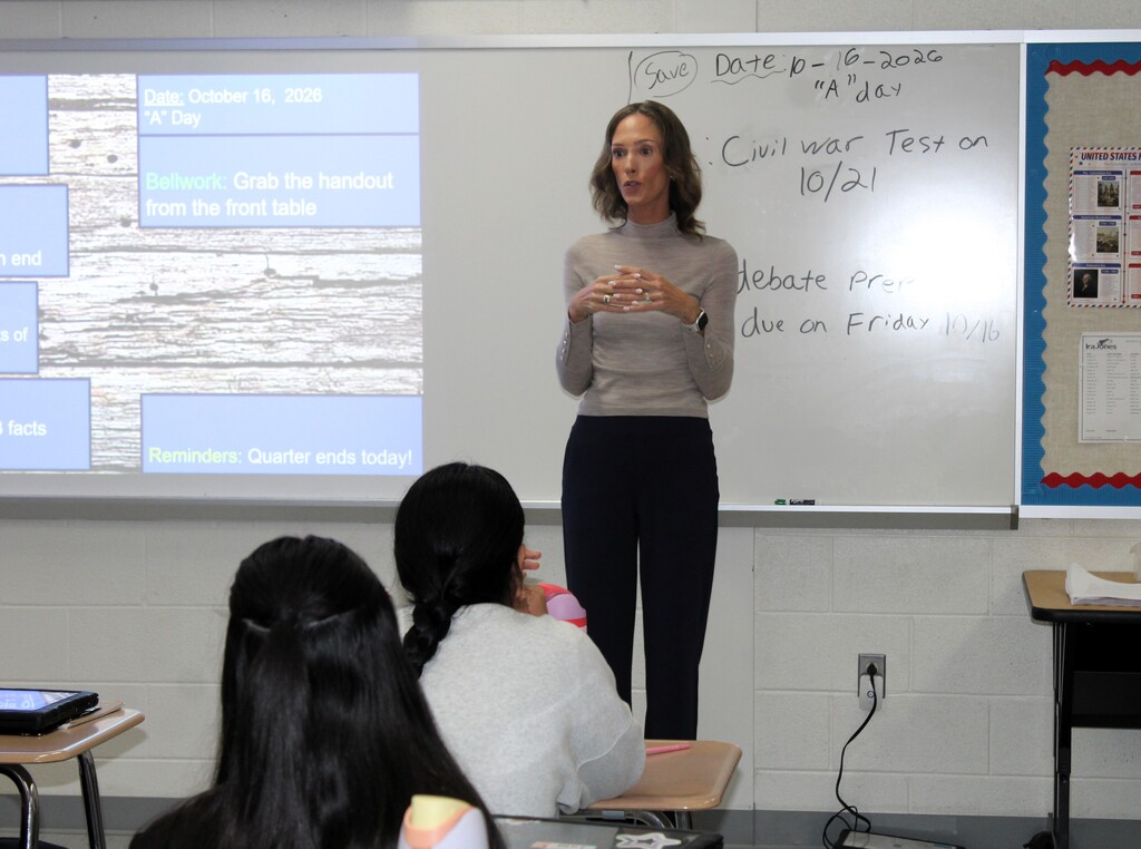 IL State Rep Jessica Dixon Heitman speaks to a class at Ira Jones