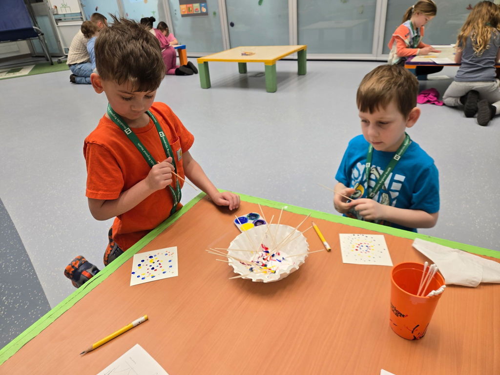 kindergarten students mixing paint