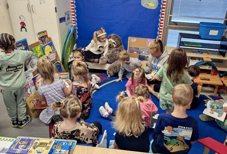 picture of preschoolers in classroom 