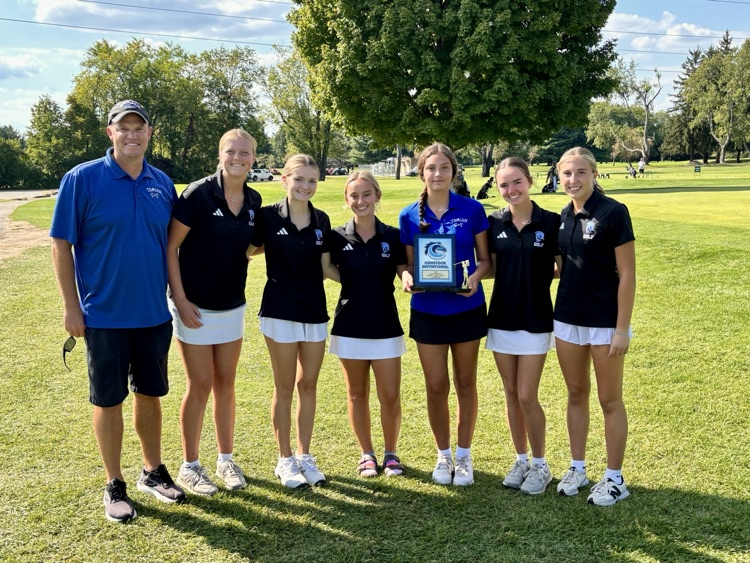 picture of girls varsity golf team with a trophy 