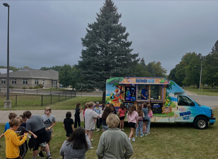 picture of students at a Kona ice truck 
