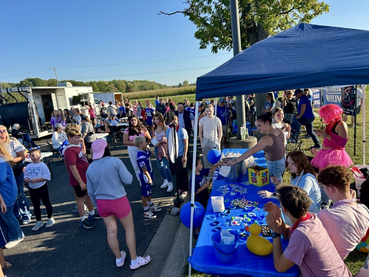 picture of group of people at phs’ all-sports tailgate 
