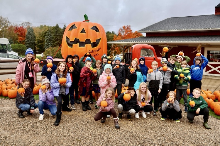 picture of fifth grade class on field trip to gull meadow farms