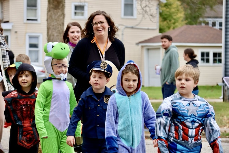 picture of Gilkey students in Halloween costumes at their Halloween parade