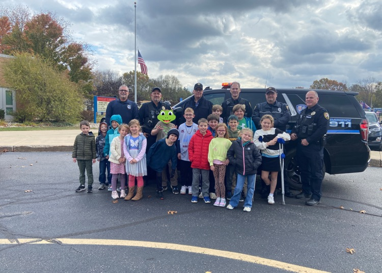 picture of group of elementary students students with local police officers