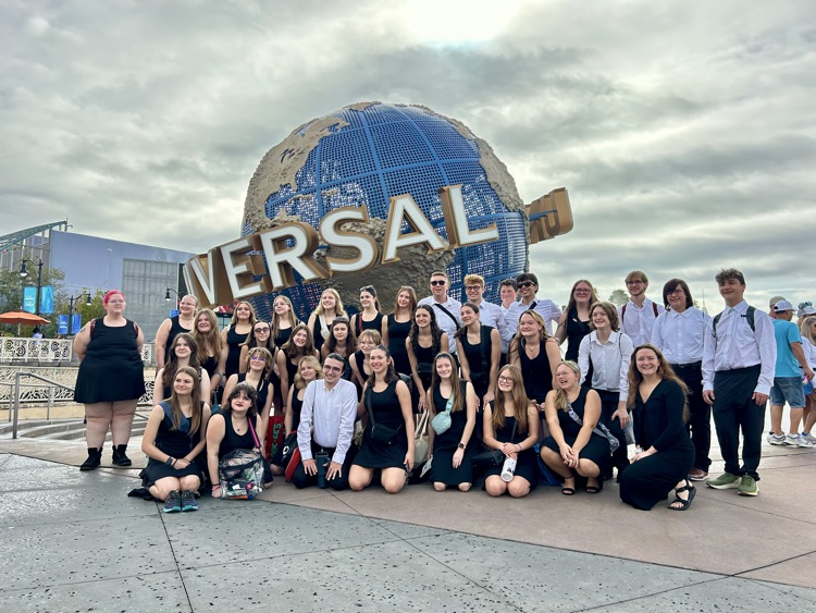 picture of phs choir in front of the universal studios sign 
