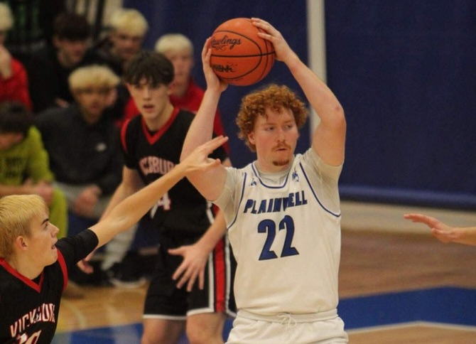 picture of varsity basketball player in game 