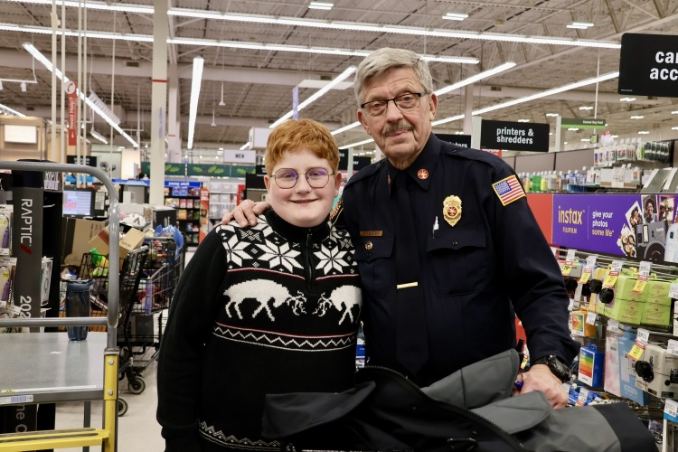 picture of a student and a police officer at the shop with a hero event 