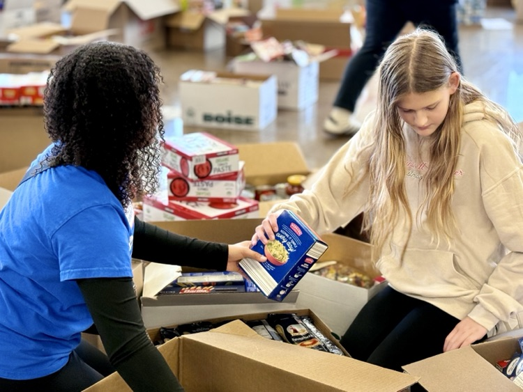 picture of students sorting food supplies for the plainwell volunteer Christmas project 