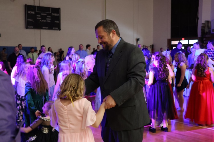 picture of dad and daughter dancing at the daughter dance