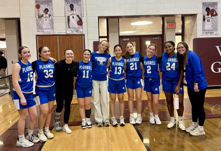 team picture of freshman girls basketball team 