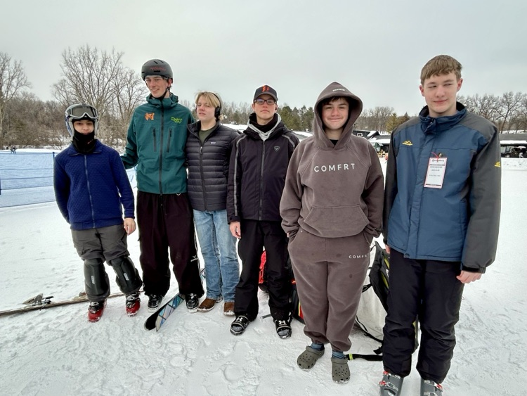 picture of Trojan skiers 