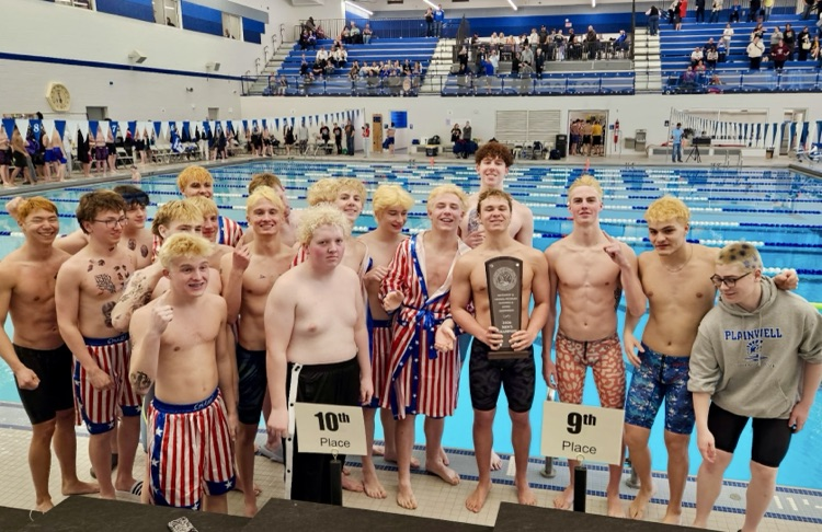 picture of phs swim and dive team with their SCC trophy 