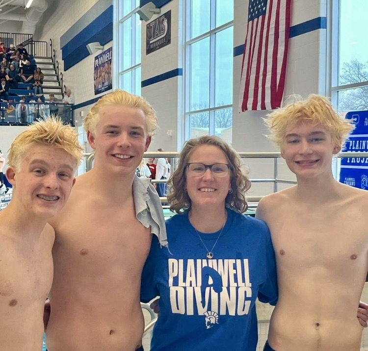 picture of phs divers with their coach 