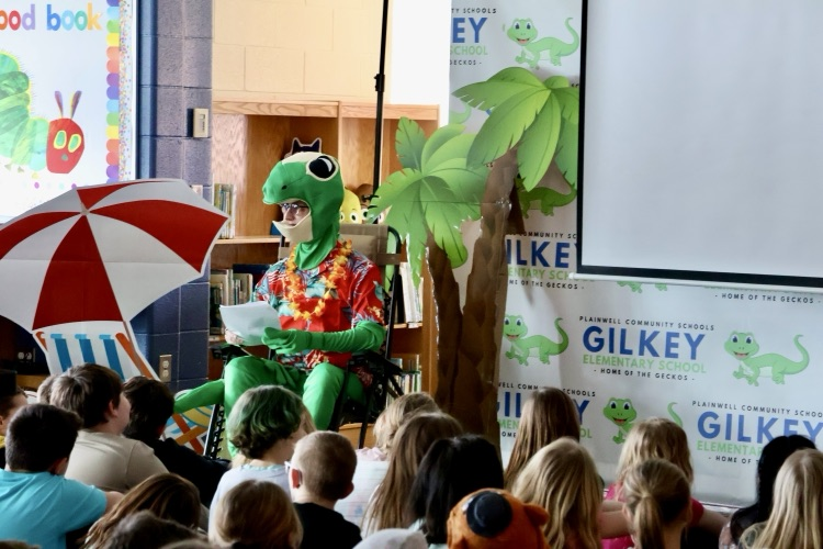 picture of the Gilkey mascot presenting to a group of students 