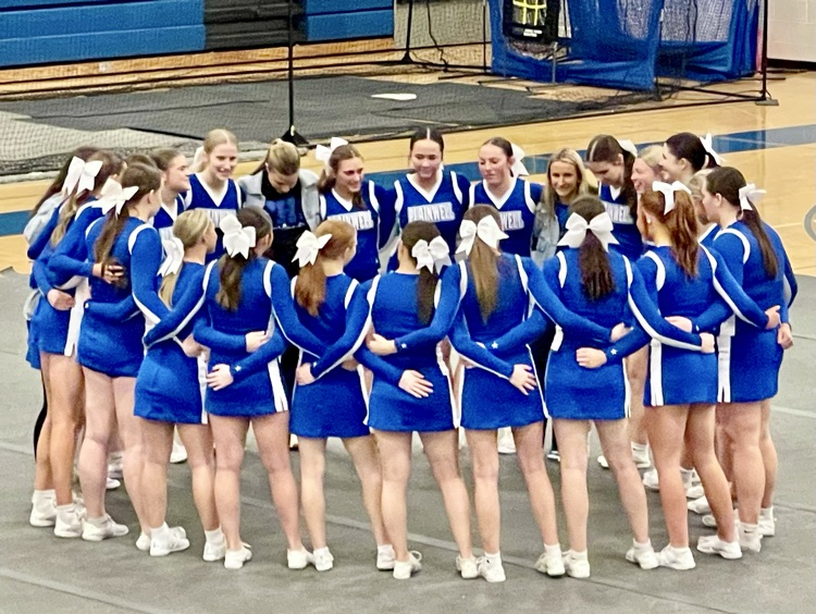 picture of the varsity cheer team in a huddle 
