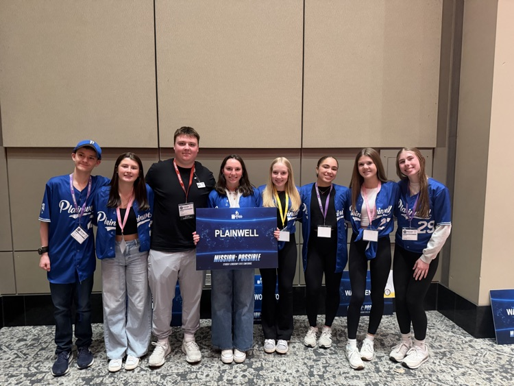 picture of 8 phs students at a conference in Grand Rapids