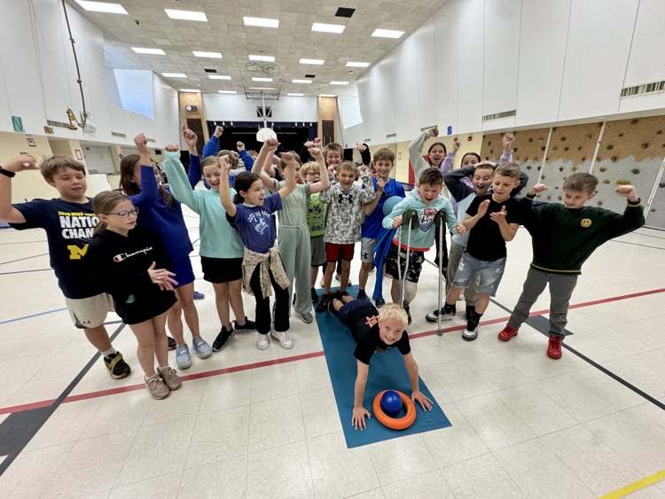 picture of group of Gilkey students in pe class with new school record holder for most push-ups