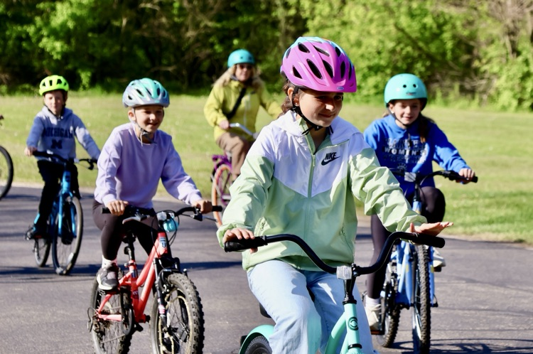 picture of Gilkey students riding their bikes on their annual bike trip