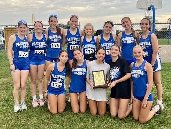 team picture of the girls cross country team