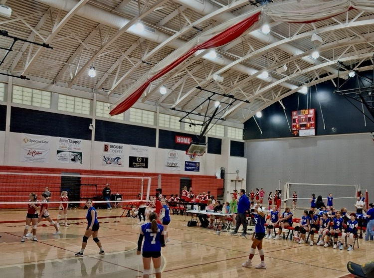 picture of 7th grade volleyball team during a game
