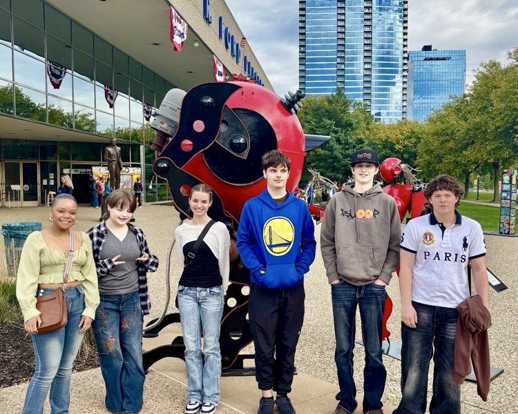 picture of six RHS students outside a museum in downtown gr during their art prize field trip