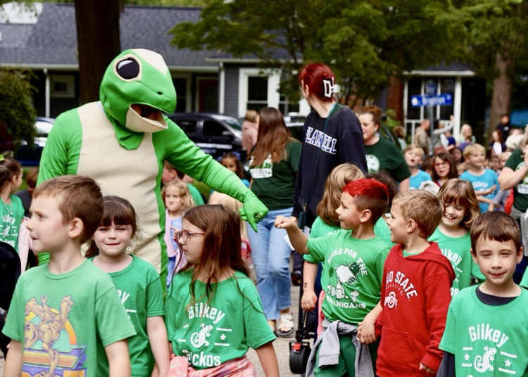 picture of Gilkey Gecko mascot with students in the rock the block parade