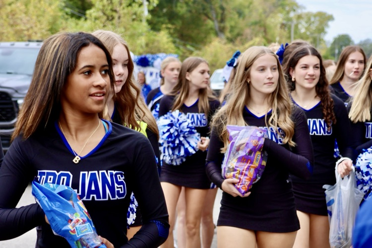 picture of phs cheerleaders marching in homecoming parade