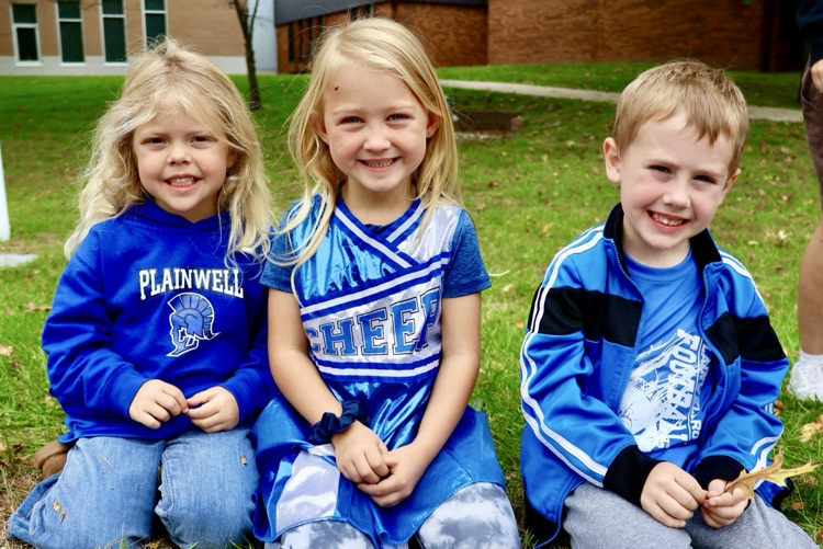 picture of three students watching the homecoming parade