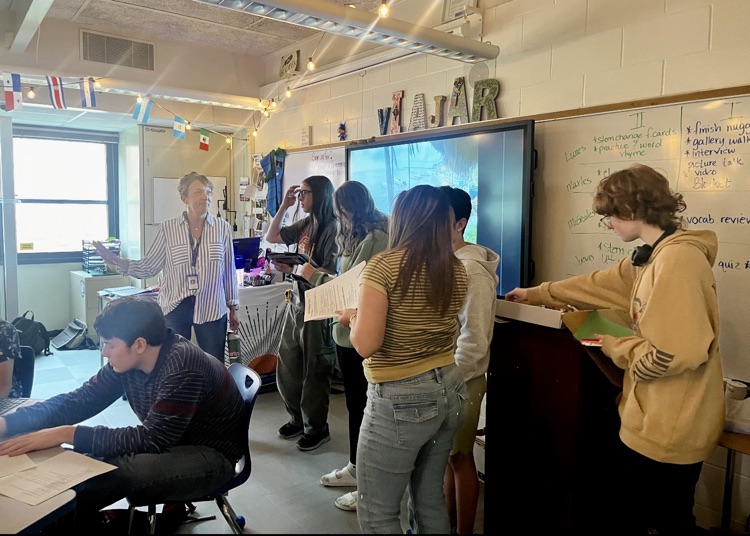 picture of phs students working on a project in their interior design class